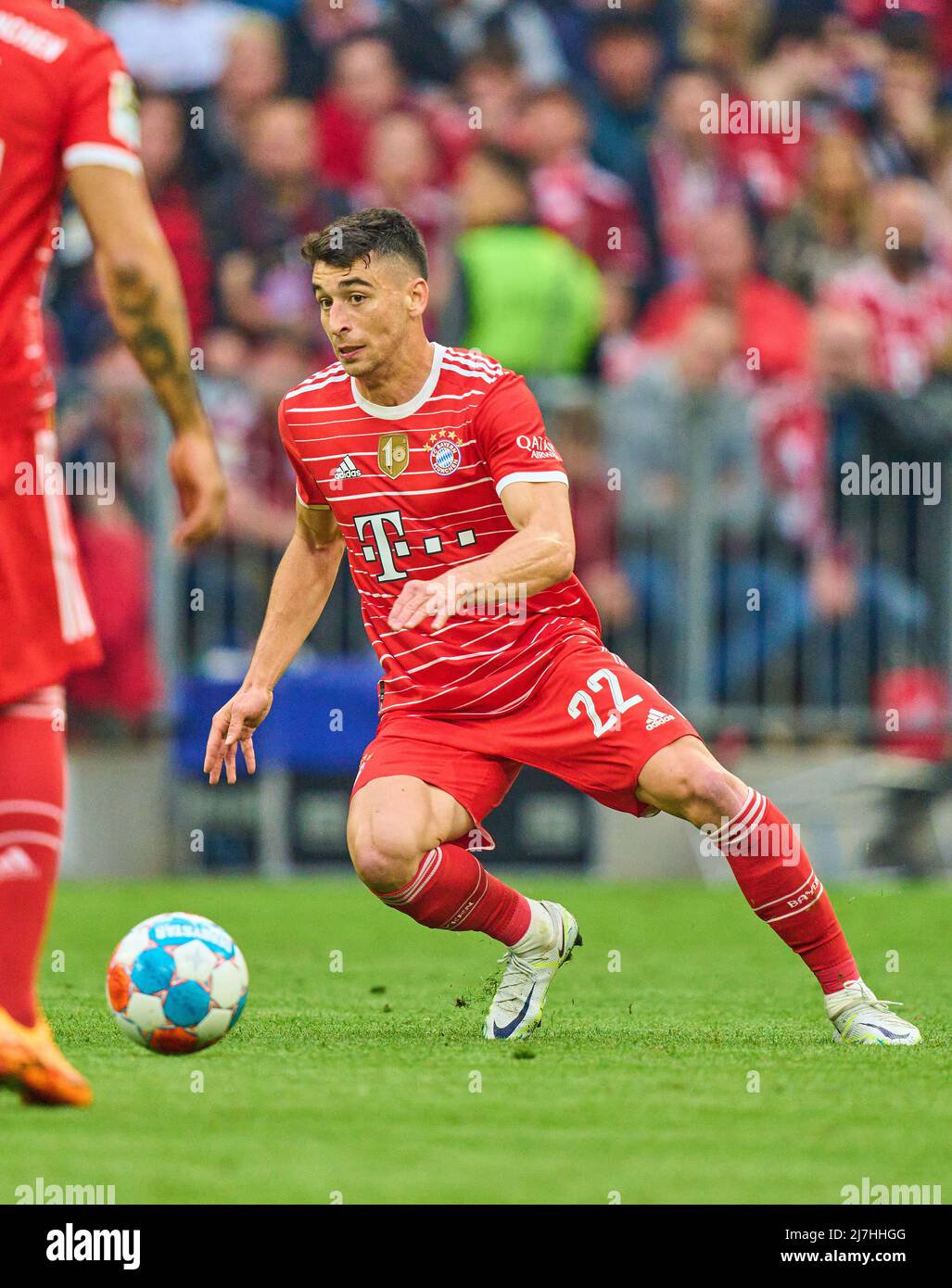 Munich, Germany, 08/05/2022, Marc ROCA, FCB 22  in the match FC BAYERN MÜNCHEN - VFB STUTTGART 2-2 1.German Football League on Mai 08, 2022 in Munich, Germany. Season 2021/2022, match day 33, 1.Bundesliga, Muenchen, 33.Spieltag. FCB, © Peter Schatz / Alamy Live News    - DFL REGULATIONS PROHIBIT ANY USE OF PHOTOGRAPHS as IMAGE SEQUENCES and/or QUASI-VIDEO - Stock Photo