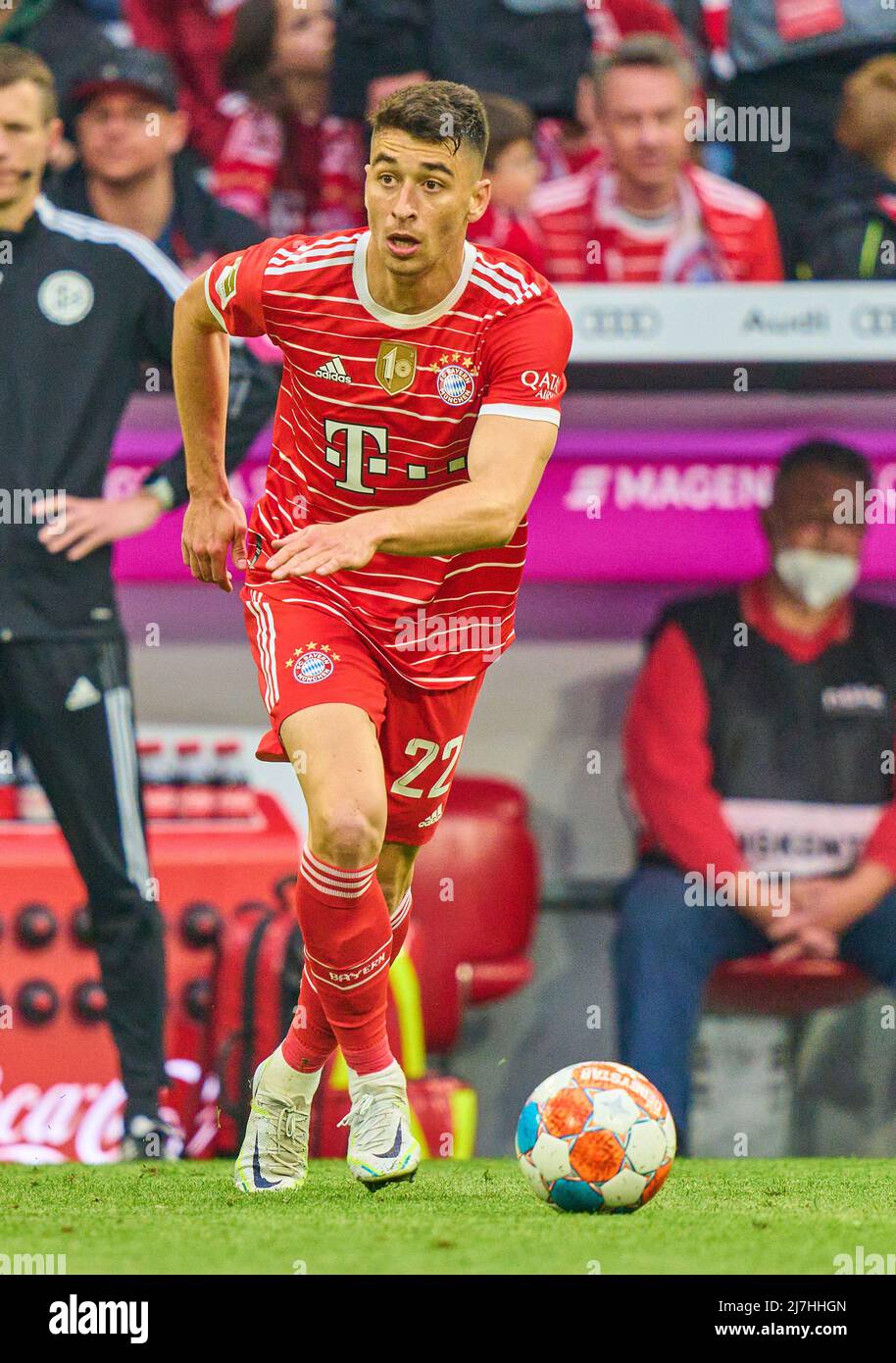 Munich, Germany, 08/05/2022, Marc ROCA, FCB 22  in the match FC BAYERN MÜNCHEN - VFB STUTTGART 2-2 1.German Football League on Mai 08, 2022 in Munich, Germany. Season 2021/2022, match day 33, 1.Bundesliga, Muenchen, 33.Spieltag. FCB, © Peter Schatz / Alamy Live News    - DFL REGULATIONS PROHIBIT ANY USE OF PHOTOGRAPHS as IMAGE SEQUENCES and/or QUASI-VIDEO - Stock Photo