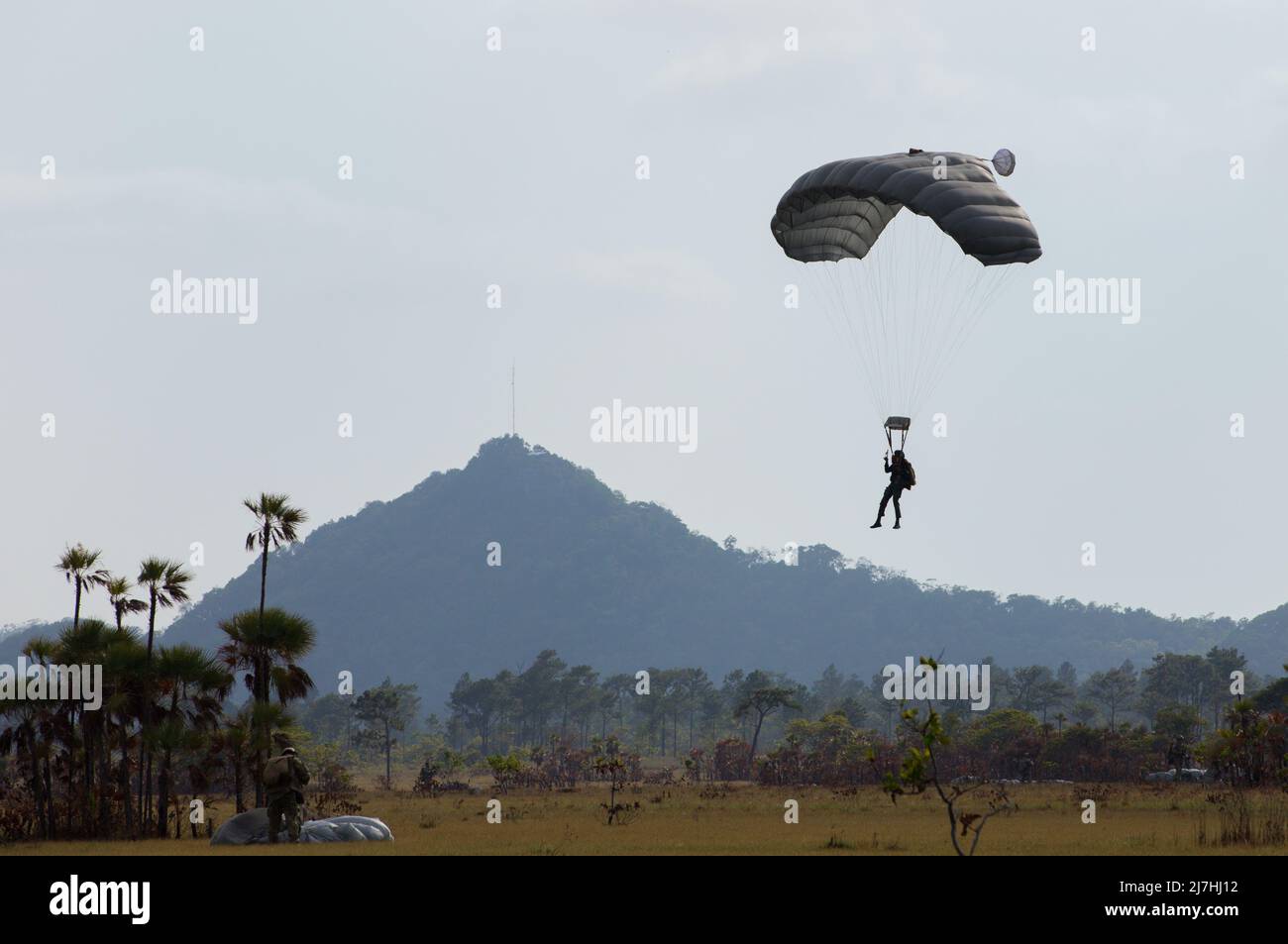 Belize City, Belize. 08th May, 2022. Paratroopers from the U.S., Belize, Mexico, Guyana, and Colombia conducted a free-fall jump from a CH-47 Chinook helicopter during the regional training exercise Tradewinds 22, a the Manatee training site, May 8, 2022 in Ladyville, Belize. Credit: S1C Erica Jaros/U.S. Army/Alamy Live News Stock Photo