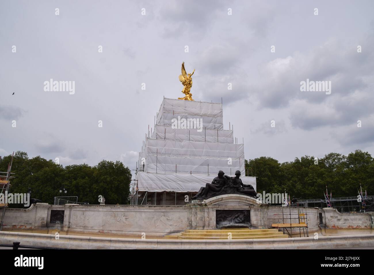 London, UK. 9th May 2022. Preparations are under way around Buckingham Palace for the Queen's Platinum Jubilee, marking the 70th anniversary of the Queen's accession to the throne. A special extended Platinum Jubilee Weekend will take place 2nd-5th June.   Credit: Vuk Valcic/Alamy Live News Stock Photo