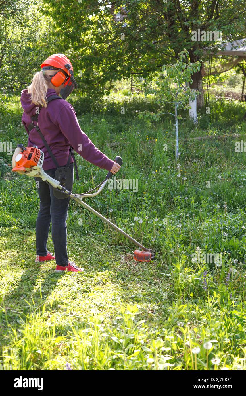 Mowing lawn and goggles hi res stock photography and images Alamy