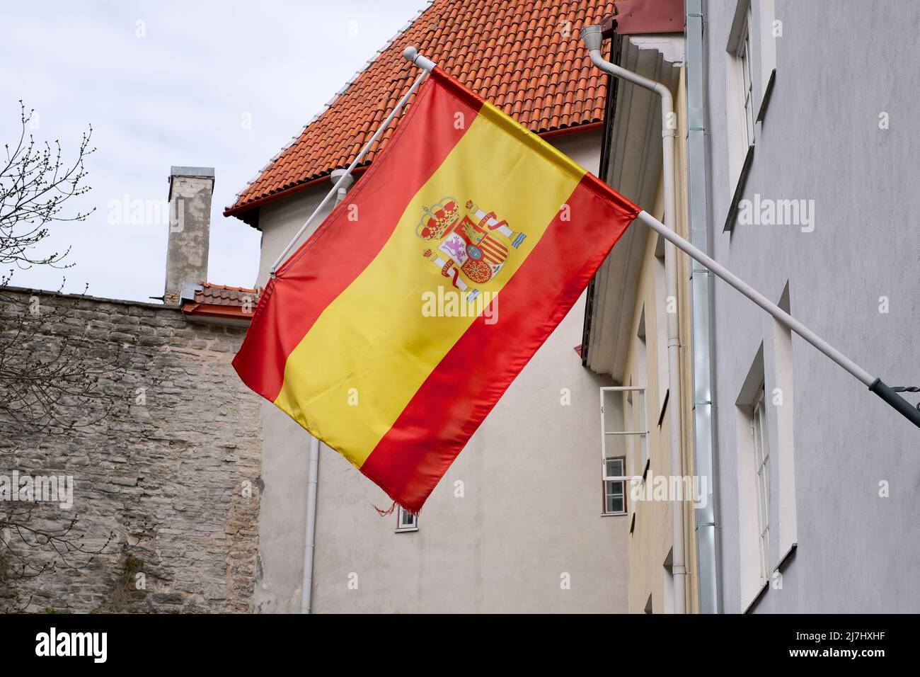 What are the yellow flags with three red stripes? When do people