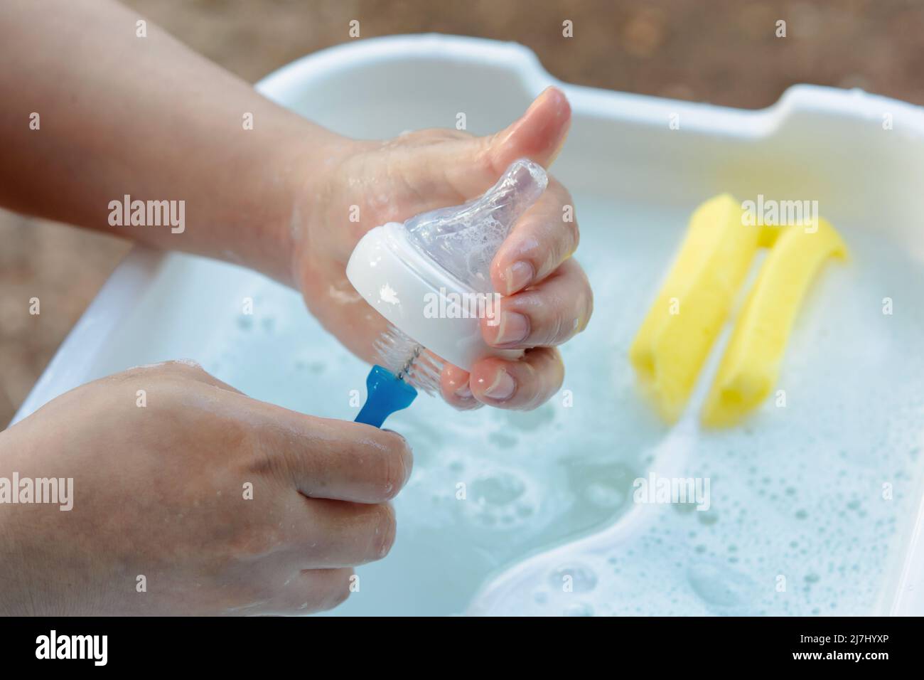 https://c8.alamy.com/comp/2J7HYXP/washing-baby-nipples-mothers-hand-washing-the-baby-nipples-2J7HYXP.jpg
