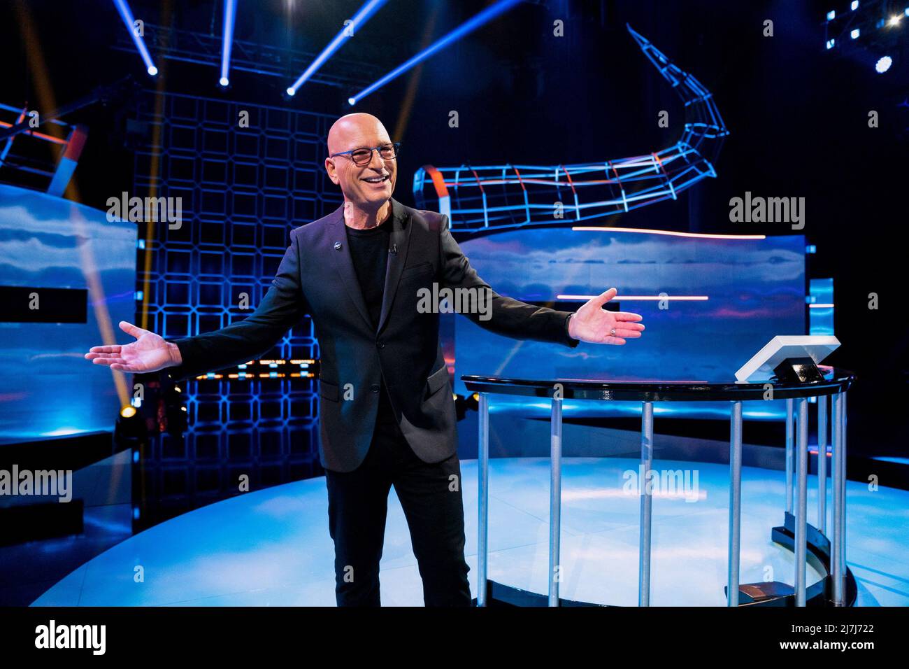 BULLSH*T THE GAME SHOW, (aka BULLSHIT THE GAME SHOW), host Howie