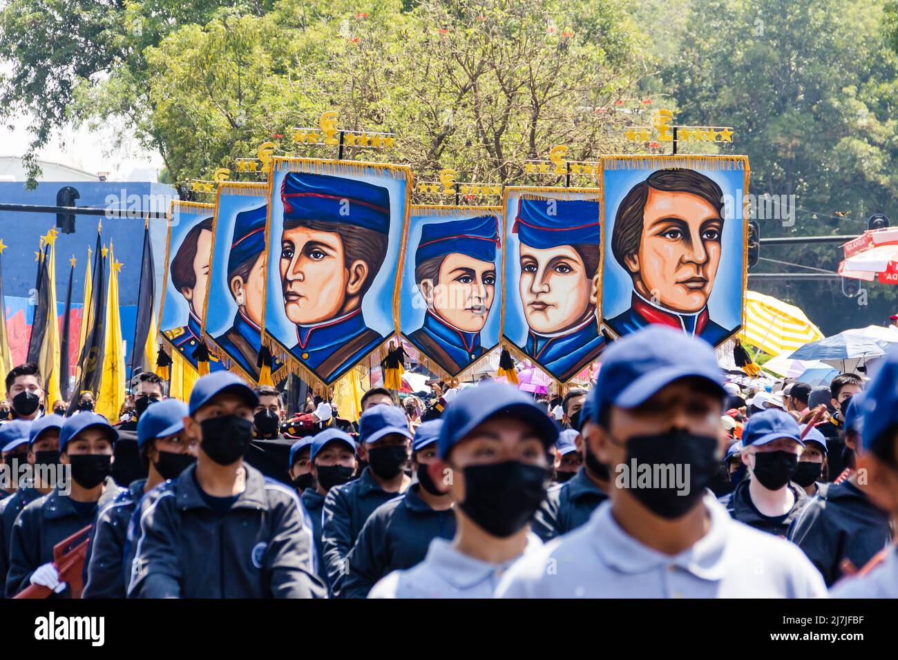 Students parade to commemorate the anniversary of the Battle of Puebla ...