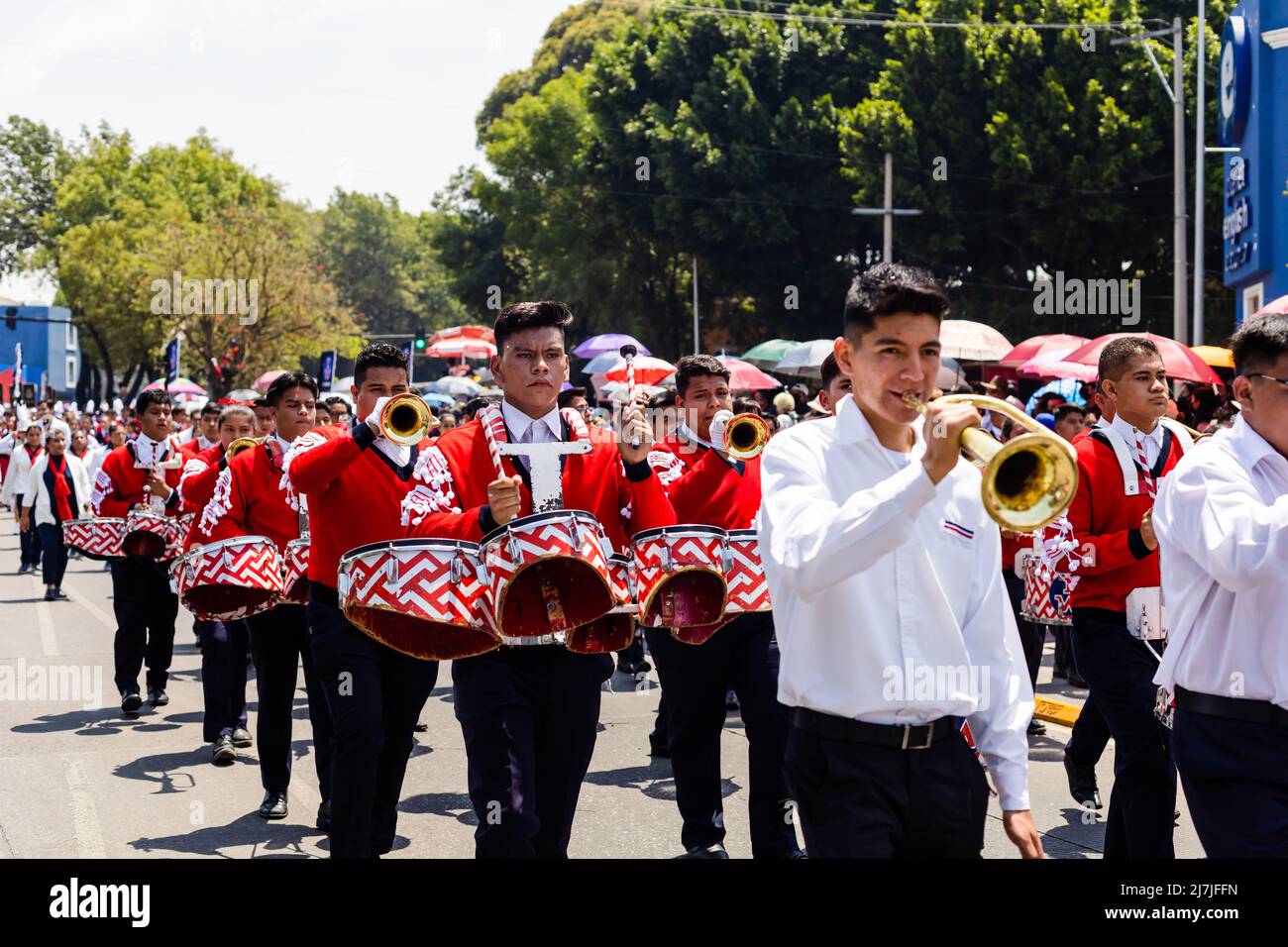 Students parade to commemorate the anniversary of the Battle of Puebla ...