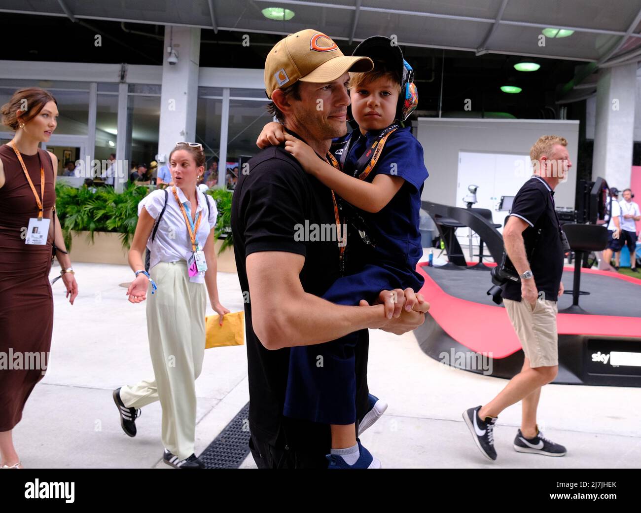 May 8th, 2022: American Actor Ashton Kutcher and his son during the Formula  1 Crypto.com Miami Grand Prix in Miami, FL . Jason Pohuski/CSM Stock Photo  - Alamy