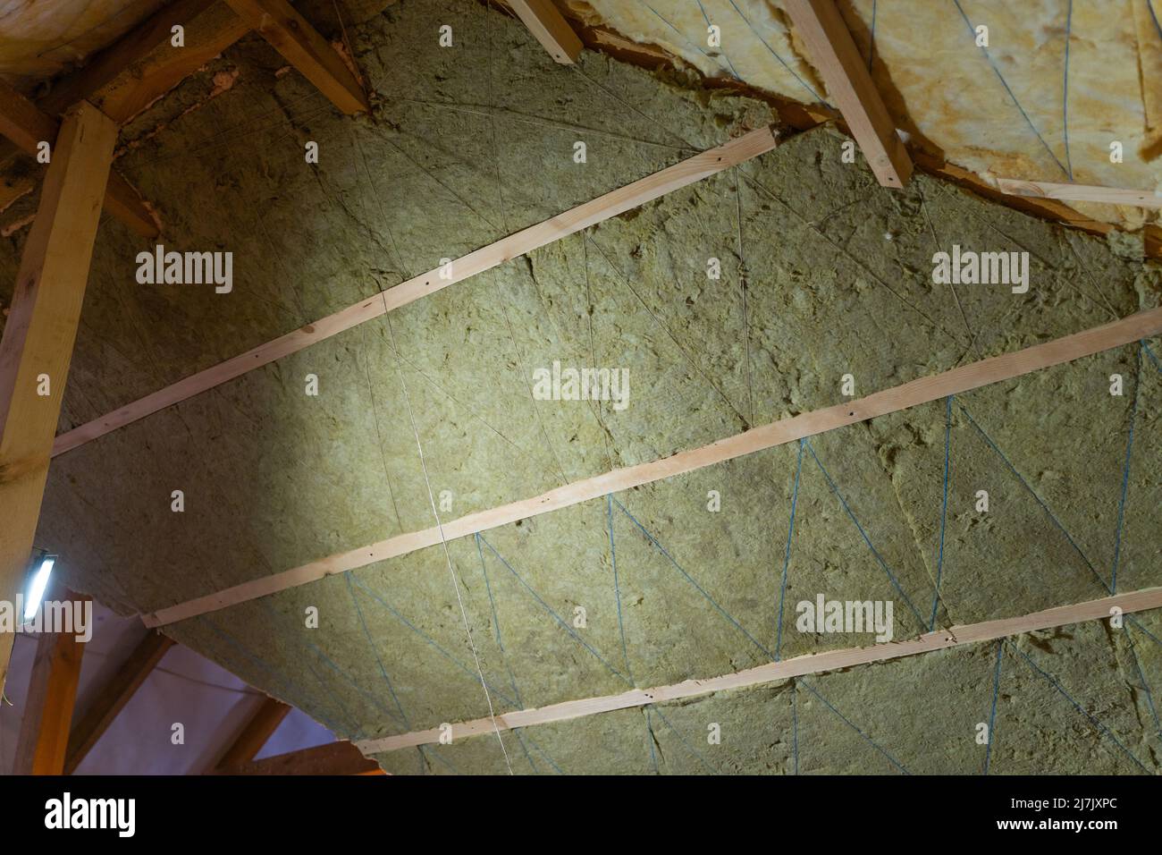 The roof is insulated with mineral sheet insulation, mineral wool is