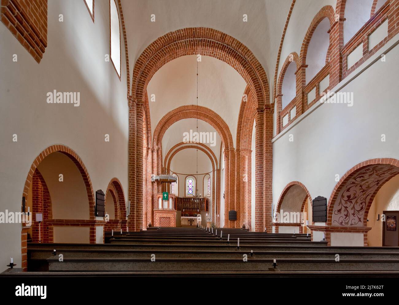 Arendsee Altmark Klosterkirche  87789 vollendet um 1208 Innenraum nach Osten rechts oben Empore des Kapellenanbaus  Schnitzaltar um 1375 Kanzel 1850 Stock Photo