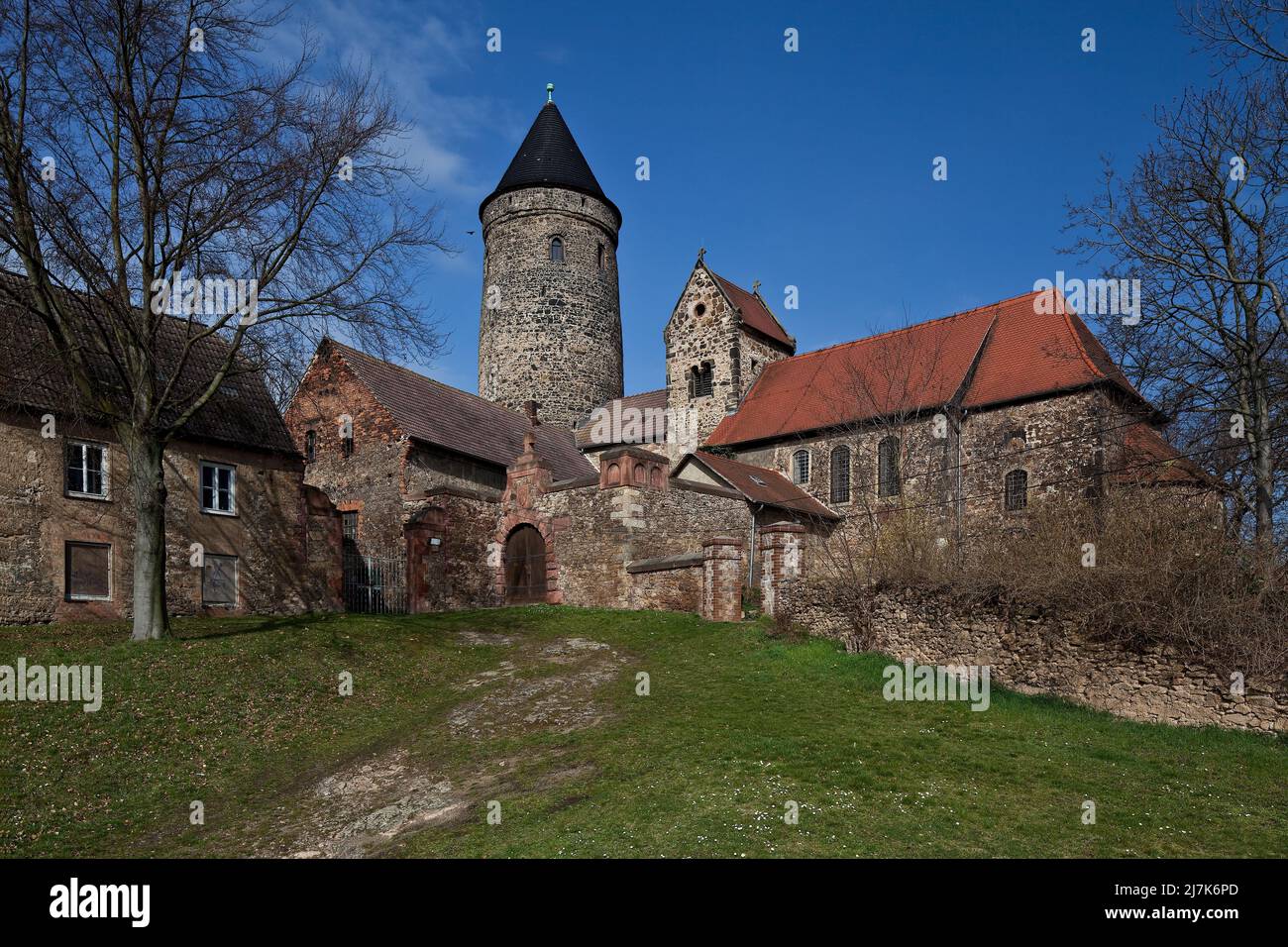 Hohenthurm b Halle (S) Bergfried und Dorfkirche v SO  86352 zwischen beiden eine Verbindung  Kirche 2.H 12 Jh  Schiffsfenster im 18 Jh vergrößert Turm Stock Photo
