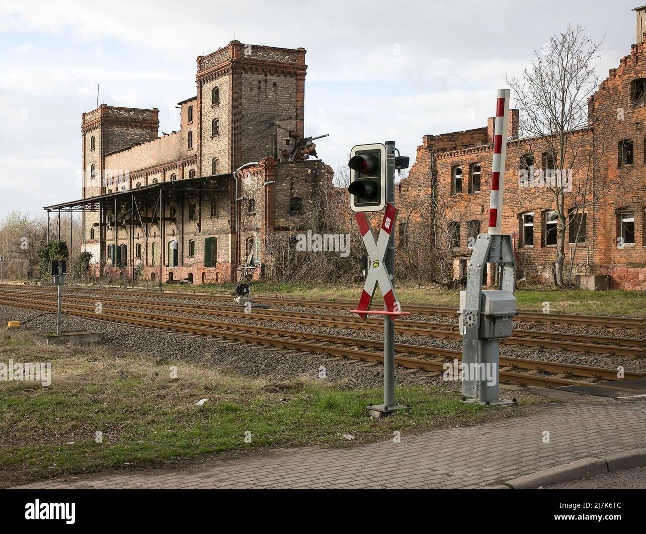 Könnern b Halle S letzter Rest der riesigen Malzfabrik an der Halberstädter Bahn 1044  vorn Halbschrankenanlage Stock Photo