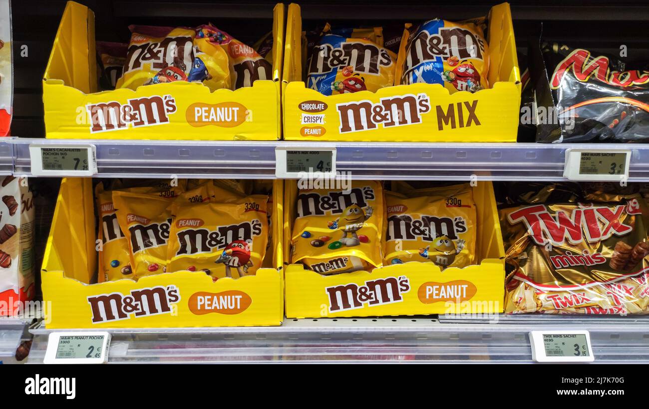 m&m's packet display in a supermarket Stock Photo Alamy