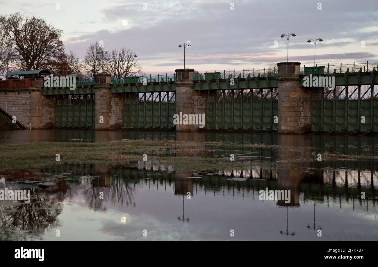 Pretzien Pretziener Wehr 58751 Schützentafelwehr für den Hochwasserschutz im Verlauf der Alten Elbe bei Magdeburg 1871-75 erbaut Talseite Stock Photo