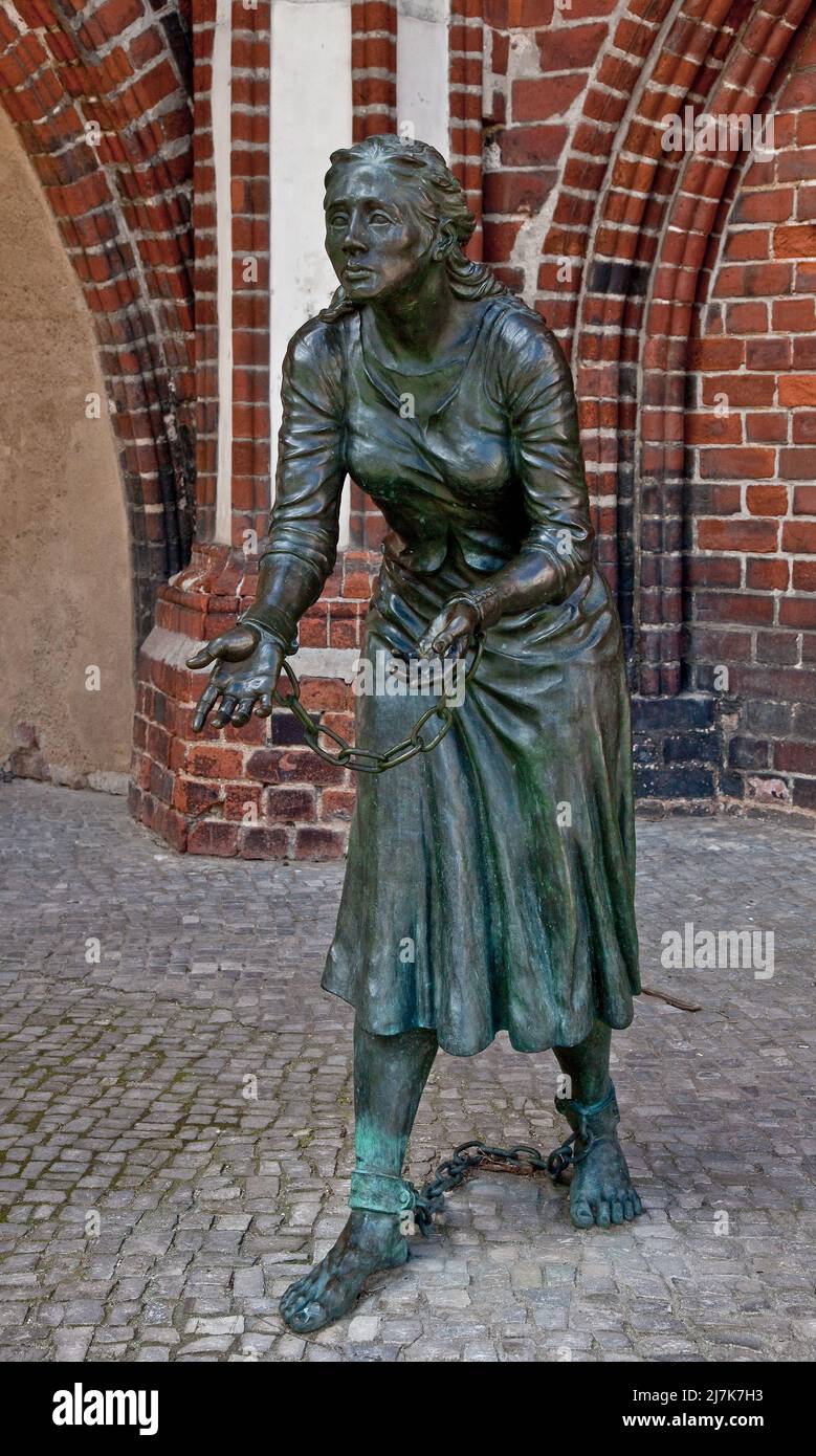 Tangermünde Elbe Bronzefigur der Grete Minde am Rathaus geschaffen 2009 von Lutz Gaede  74803 angebliche Brandstifterin der Stadt 1617 Hinrichtung 161 Stock Photo