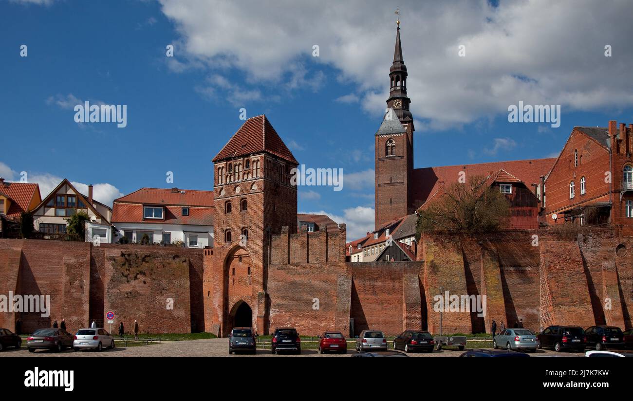 Tangermünde Elbe flußseitige Stadtmauer mit Elbtor 74830 rechts Stadtkirche St Stephahn von Süden Stock Photo