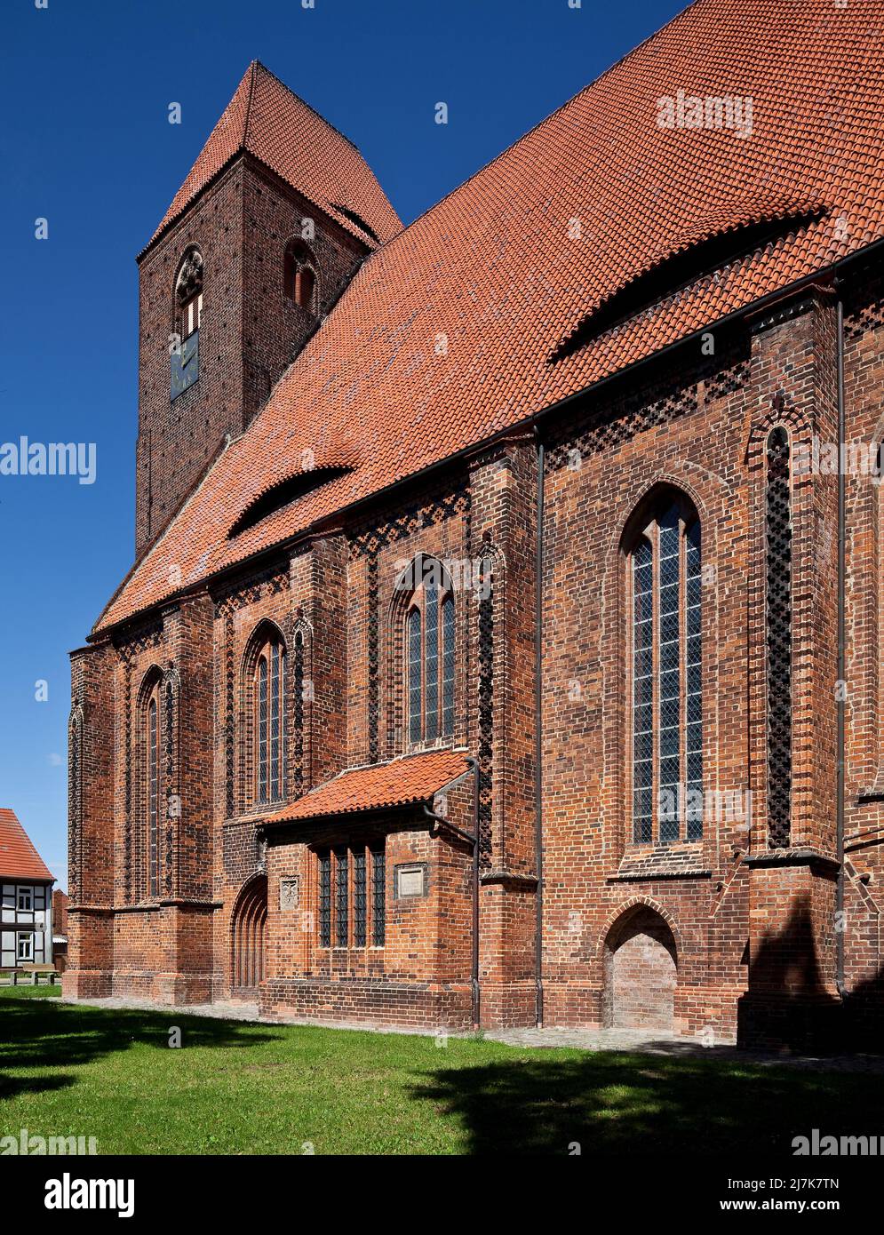 Werben Altmark Stadtkirche St Johannis 87715 Teilansicht v Südosten mit Backstein-Gitterfriesen an Strebepfeilern und Traufe Hauptbauzeit 1 H 15 Jh Tu Stock Photo