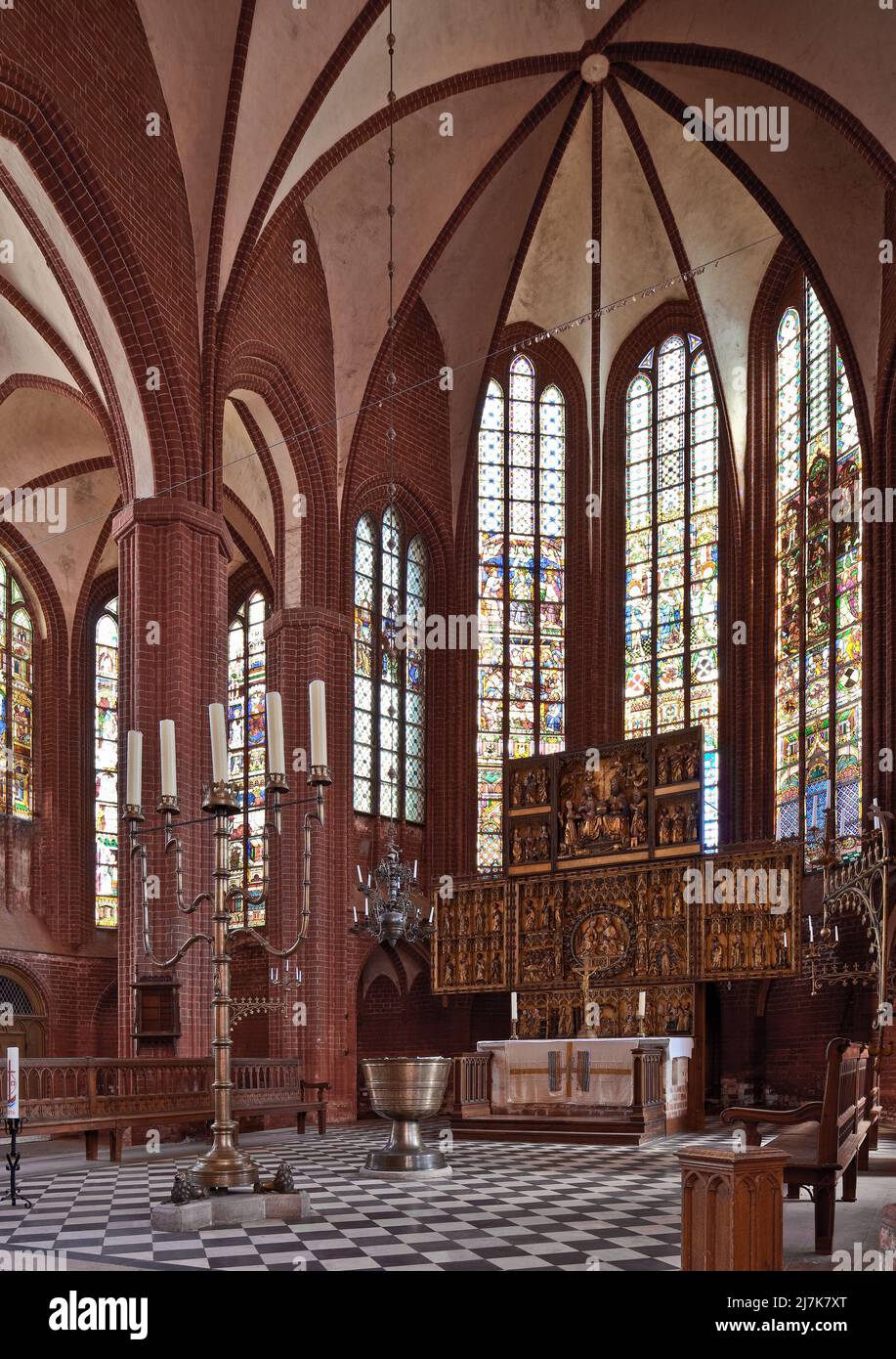 Werben Altmark Stadtkirche St Johannis 87730 Chor u nördl Nebenapsis innen v WSW  vollendet 1467 Altar von 1430+1520 Standleuchter und Taufe 1487+89 v Stock Photo