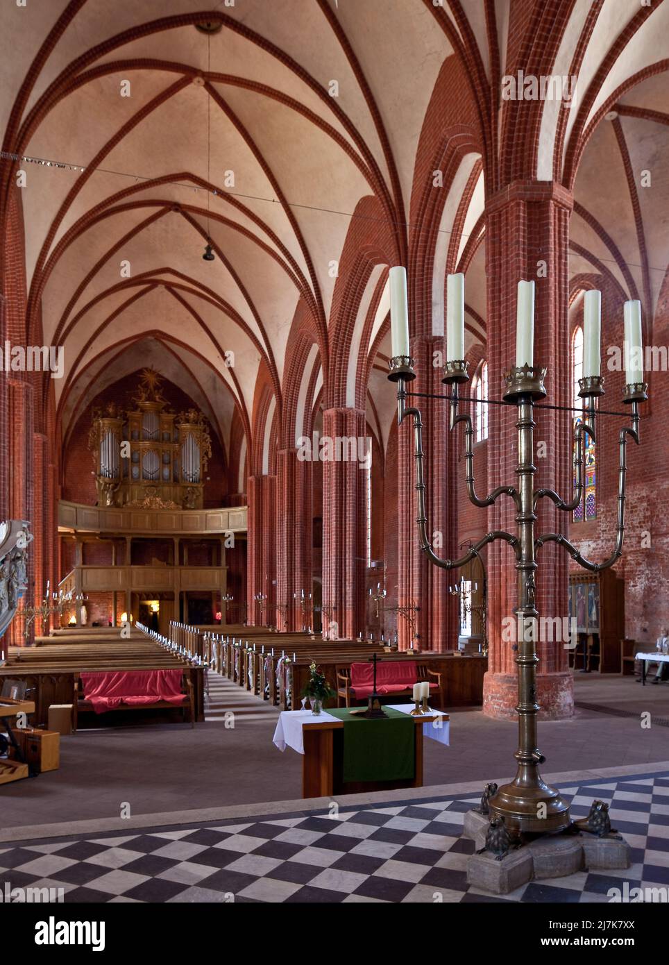 Werben Altmark Stadtkirche St Johannis 87732 Innenraum nach Westen 1412-67 erbaut Standleuchter 1487 von Hermen Bonstede Rotgießer aus Hamburg Stock Photo