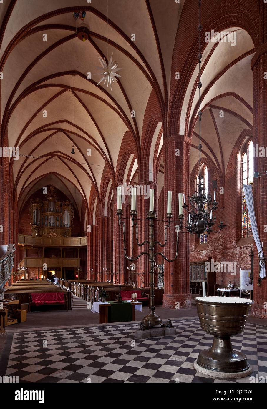 Werben Altmark Stadtkirche St Johannis 87735 Innenraum nach Westen 1412-67 erbaut Standleuchter und Taufe 1487+89 von Hermen Bonstede Stock Photo