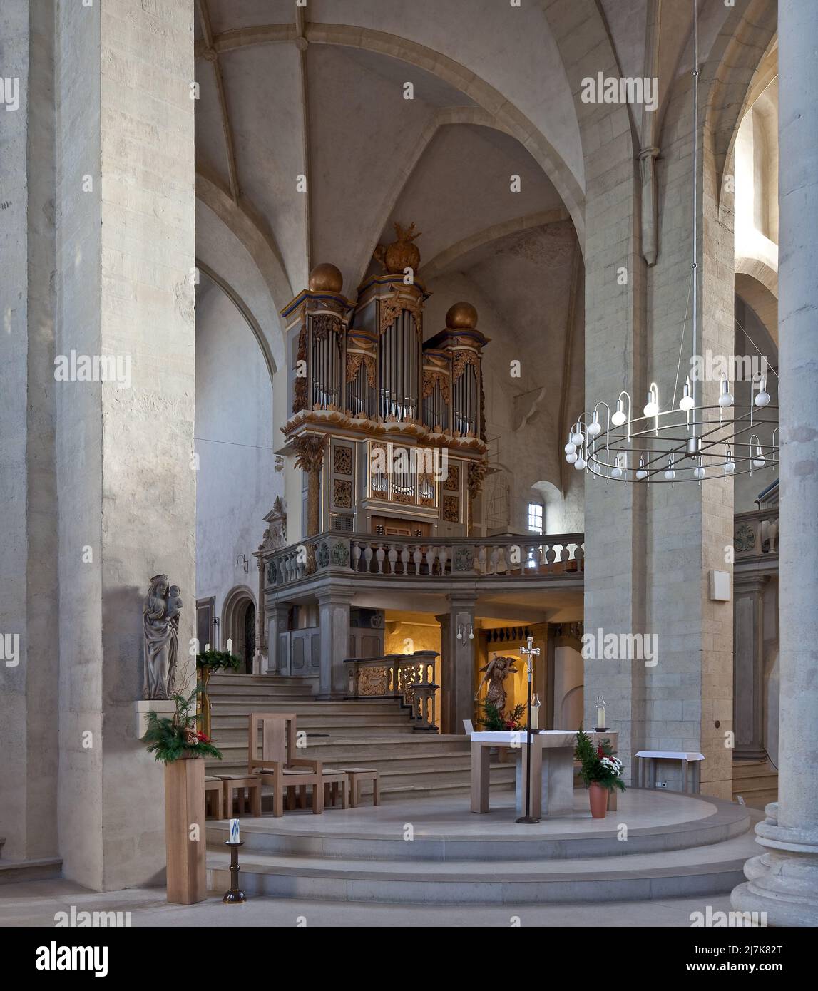 Zeitz Dom 78803 Hauptbauzeit 15 Jh moderner Altarplatz in der Vierung hinten Orgelgehäuse von 1663 mit Eule-Werk um 2000 Stock Photo