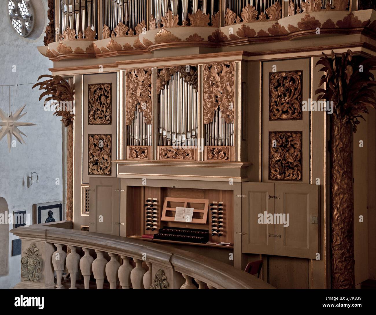 Zeitz Dom 78838 Hauptbauzeit 15  Jh Orgelgehäuse von 1663 mit Eule-Werk um 2000 Ausschnitt mit Spieltisch Stock Photo