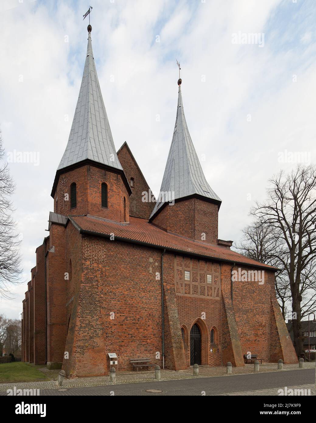 Bardowick bei Lüneburg ehem Stiftskirche auch DOM genannt 93487 Westbau mit Zweiturmanlage und Zwischenhalle Ansicht von Westen Stock Photo