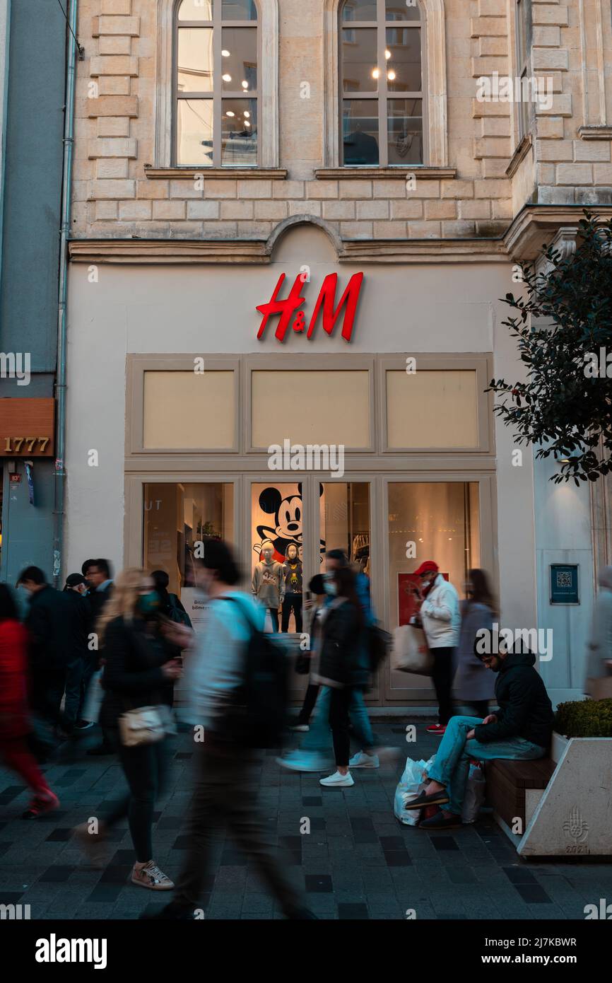 H and M street store in Istiklal Avenue in Istanbul. People in front of the shop. Istanbul Turkey - 11.13.2021 Stock Photo