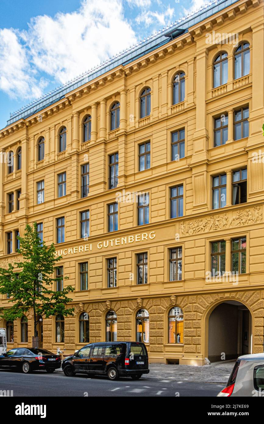 Druckerei Gutenberg. 1898 Printer & Publisher Factory Building now renovated as  Gutenberg Höfe, Schwedter Straße 263, Prenzlauer Berg, Berlin Stock Photo