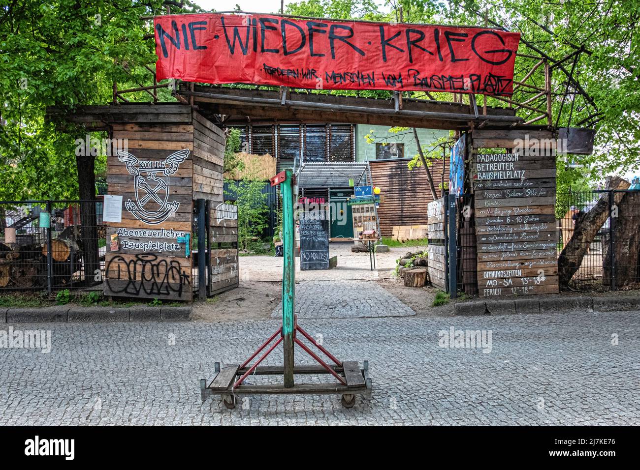 Abenteuerlicher BauspielPlatz Kolle 37,Childrens Advebture Building area entrance,Kollwitzstraße, Prenzlauer Berg,Berlin Stock Photo