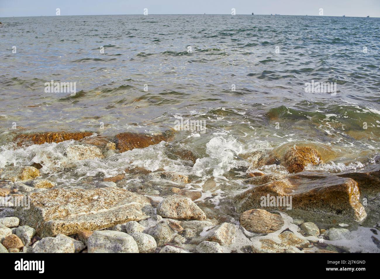 Splashing wave rocky beach hi-res stock photography and images - Alamy