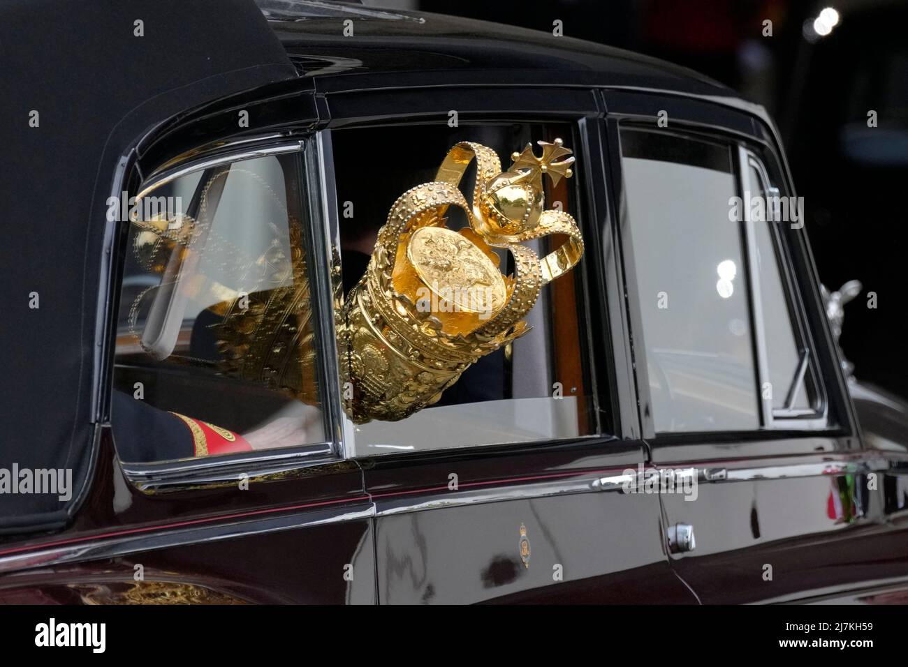 The ceremonial maces arrive by car at the Palace of Westminster in London, ahead of the State Opening of Parliament in the House of Lords, London. Picture date: Tuesday May 10, 2022. Stock Photo