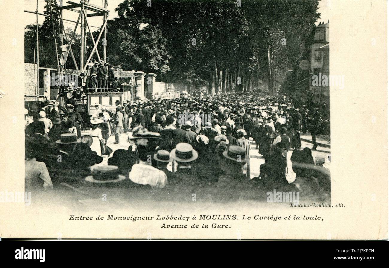 Moulins, crowd awaiting the arrival of Monseigneur Lobbedey, 11 September 1906 Department: 03 - Allier Region: Auvergne-Rhône-Alpes (formerly Auvergne) Vintage postcard Stock Photo