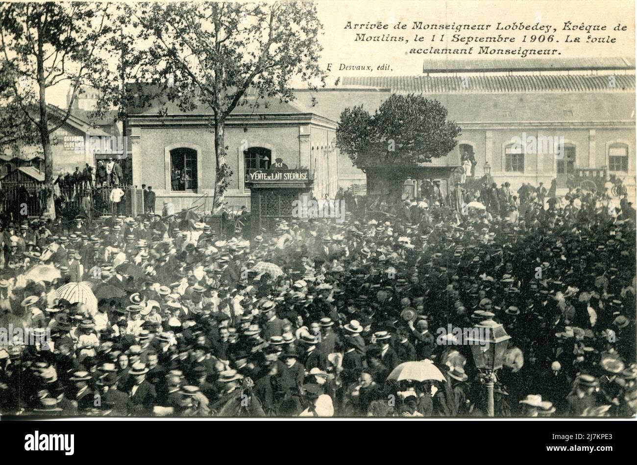Moulins, crowd awaiting the arrival of Monseigneur Lobbedey, 11 September 1906 Department: 03 - Allier Region: Auvergne-Rhône-Alpes (formerly Auvergne) Vintage postcard Stock Photo