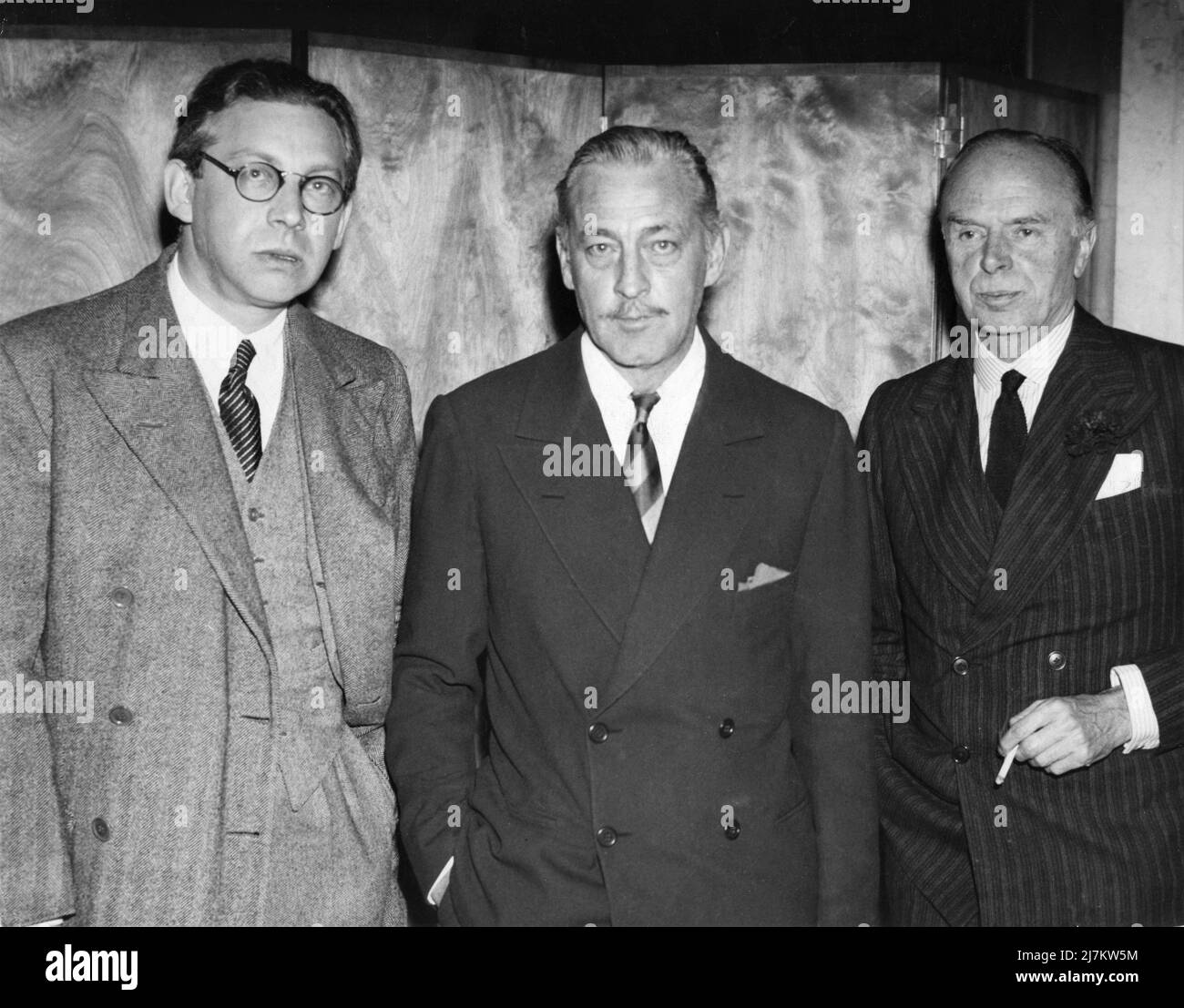 Producer ALEXANDER KORDA JOHN BARRYMORE and Chairman of London Films GEORGE GROSSMITH in London in September 1934 when Barrymore was set to play the scientist in H.G. Wells ' THINGS TO COME which never occurred while Barrymore also made Colour tests as Hamlet at the time for another finally unrealised project Stock Photo