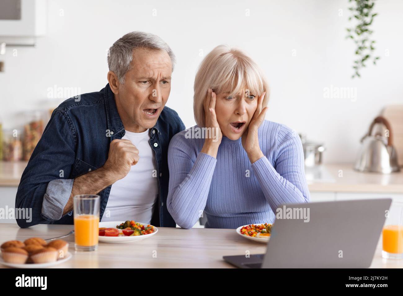 Woman shocked computer screen hi-res stock photography and images - Alamy