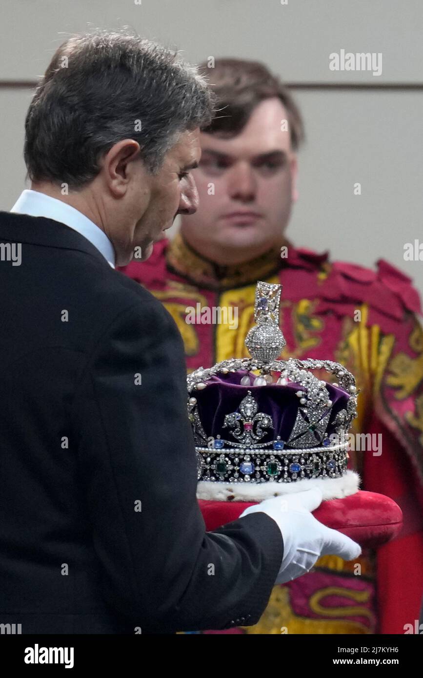 The Imperial State Crown is carried into a car at the Palace of Westminster in London, after the State Opening of Parliament in the House of Lords, London. Picture date: Tuesday May 10, 2022. Stock Photo