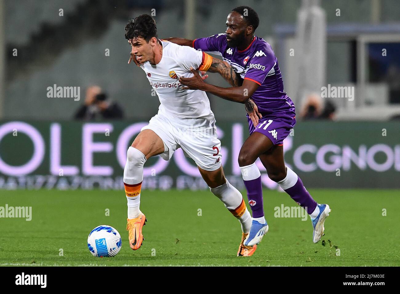 Florence, Italy. 09th May, 2022. Roger Ibanez Da Silva (AS Roma) and Jonathan Ikone (ACF Fiorentina) during ACF Fiorentina vs AS Roma, italian soccer Serie A match in Florence, Italy, May 09 2022 Credit: Independent Photo Agency/Alamy Live News Stock Photo