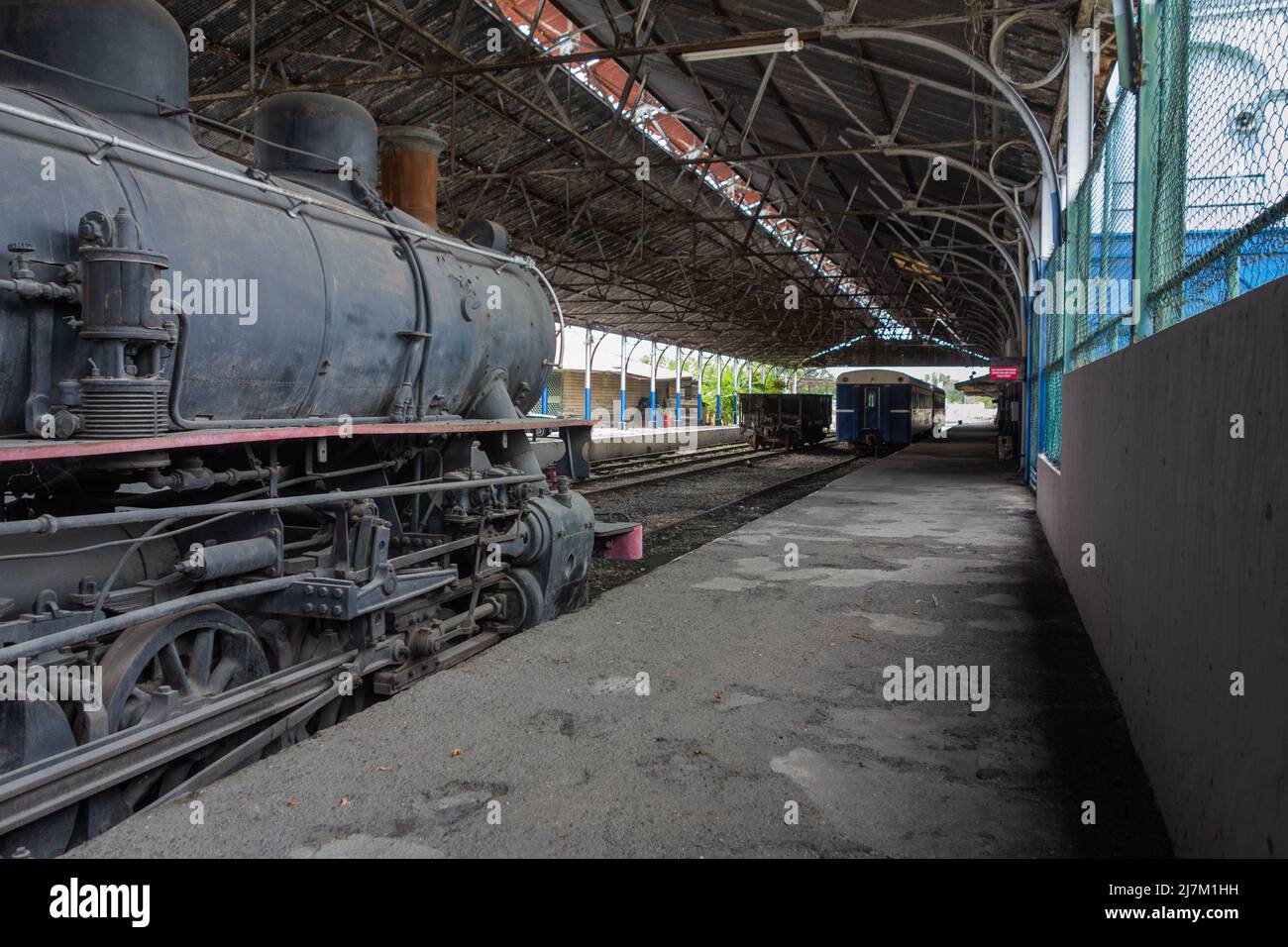 steam-train-and-carriage-in-kingston-georgian-railway-station-kingston