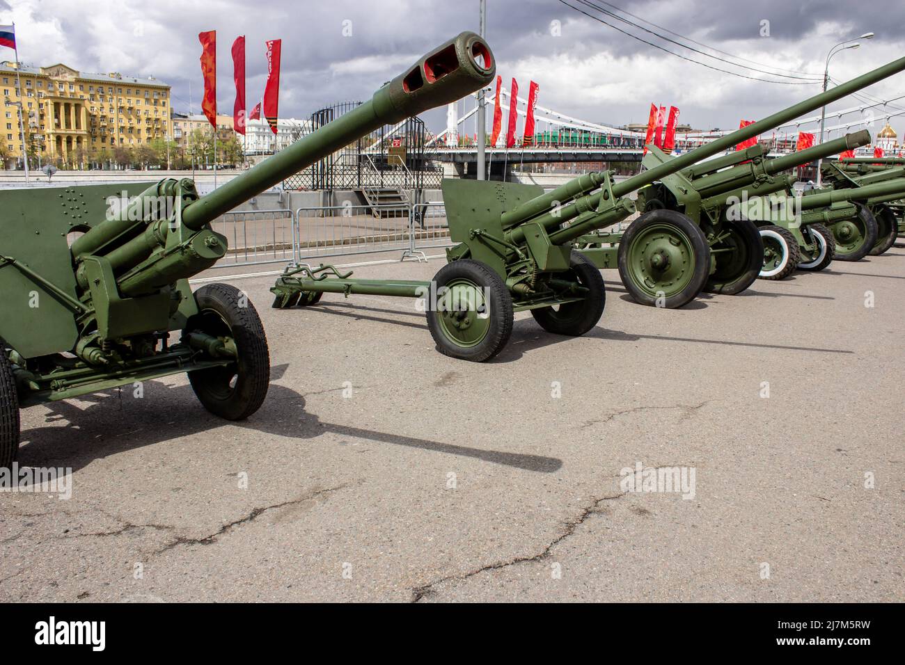Moscow, Russia. 09th May, 2022. World War II cannons are displayed in the Gorky Park in Moscow. Victory Day in Russia has long turned from a day of memory of the feat of the Soviet people into a day of oblivion, from a day of victory over Nazi aggression into a day of saber-rattling, from a day of the triumph of reason and progress into a day of obscurantism and idiocy. Credit: SOPA Images Limited/Alamy Live News Stock Photo