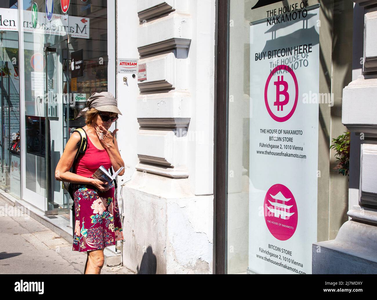 Austria, A shop window in Vienna with a sign for a Bitcoin ATM Buy Bitcoin  here showing the rising popularity of the currency Stock Photo - Alamy