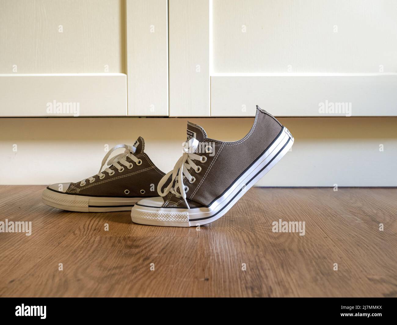 Ontslag Tirannie Eenheid Grey converse hi-res stock photography and images - Alamy