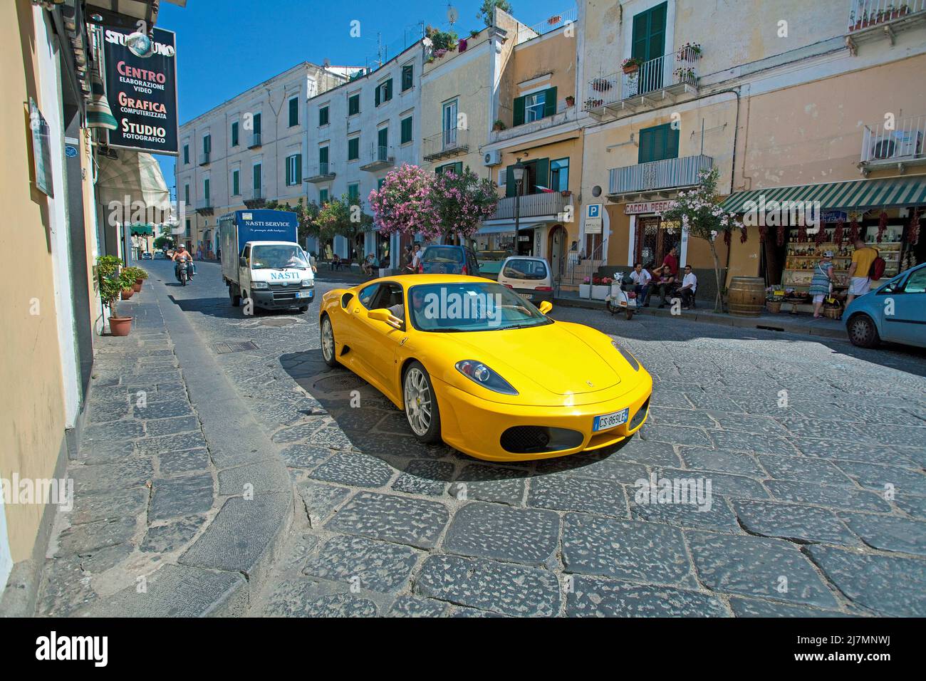 Gelber Ferrari in der Altstadt von Ischia Ponte, Insel Ischia, Golf von Neapel, Kampanien, Italien, Mittelmeer, Europa | Yellow Ferrari sport car at t Stock Photo