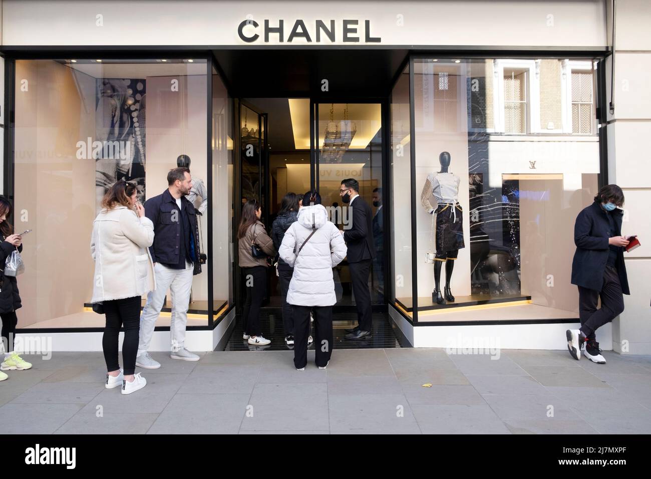 LONDON- DECEMBER, 2018: Chanel designer fashion shop on Walton Street in  Chelsea & Kensington- a luxury French designer fashion brand Stock Photo -  Alamy