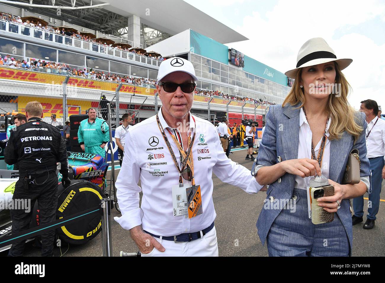 Miami, Vereinigte Staaten. 08th May, 2022. 05/08/2022, Miami International  Autodrome, Miami, FORMULA 1 CRYPTO.COM MIAMI GRAND PRIX, in the picture  fashion designer Thomas "Tommy" Hilfiger with his wife Dee Ocleppo. Credit:  dpa/Alamy