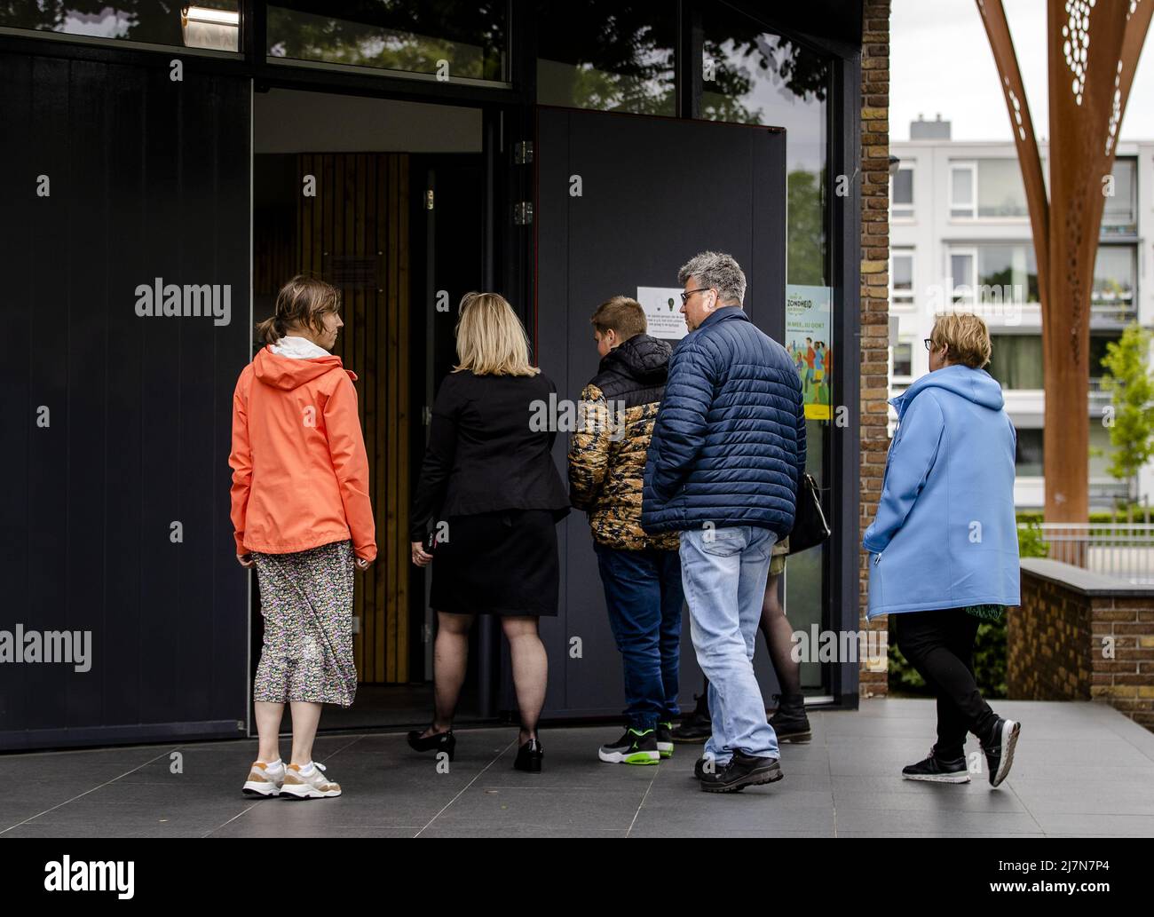 2022-05-10 19:09:40 ALBLASSERDAM - Visitors arrive prior to a prayer  service in the Ichtuskerk for the victims of the shooting drama at the Tro  Tardi care farm in which a 16-year-old girl