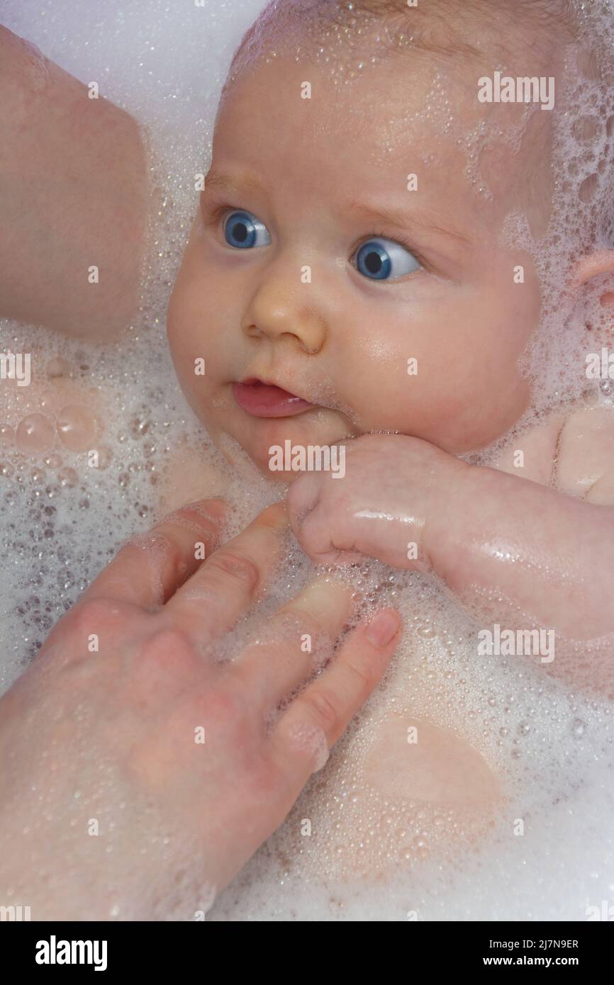 Nahaufnahme von Baby in Badewanne. Stock Photo