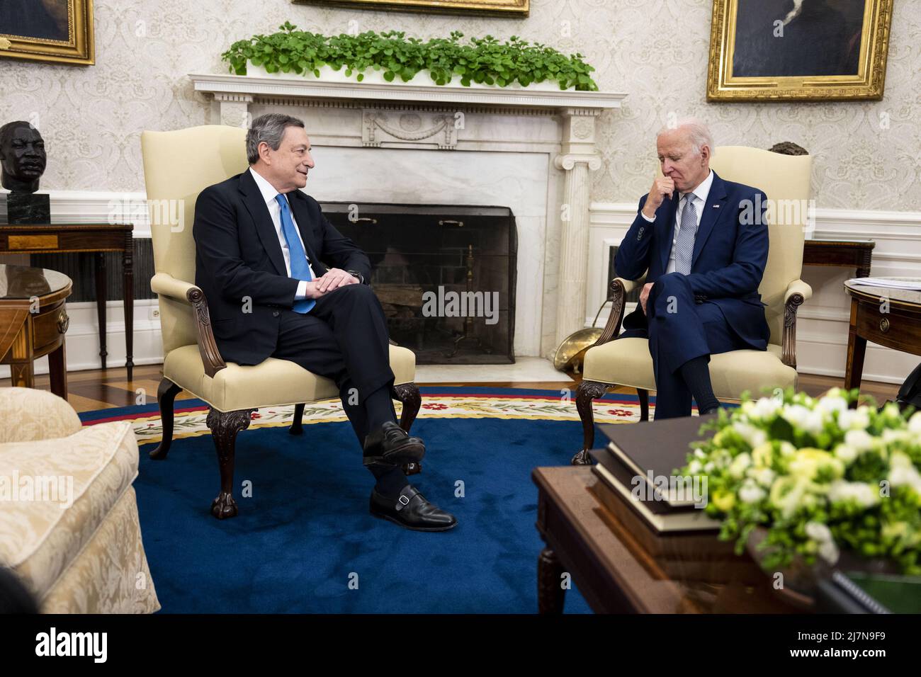 Washington, United States. 10th May, 2022. President Joe Biden meets with Prime Minister Mario Draghi of Italy in the Oval Office at the White House in Washington, DC, on Tuesday, May 10, 2022. Pool photo by Doug Mills/UPI Credit: UPI/Alamy Live News Stock Photo