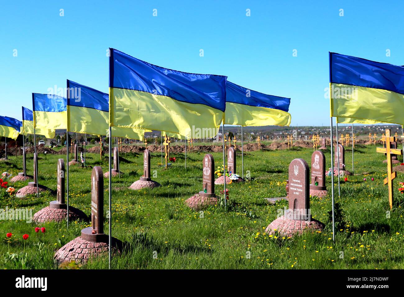 military-cemetery-where-soldiers-who-died-in-russian-war-against-ukraine-are-buried-state-ukrainian-flag-flutter-over-graves-and-monuments-dnipro-ci-2J7NDWF.jpg