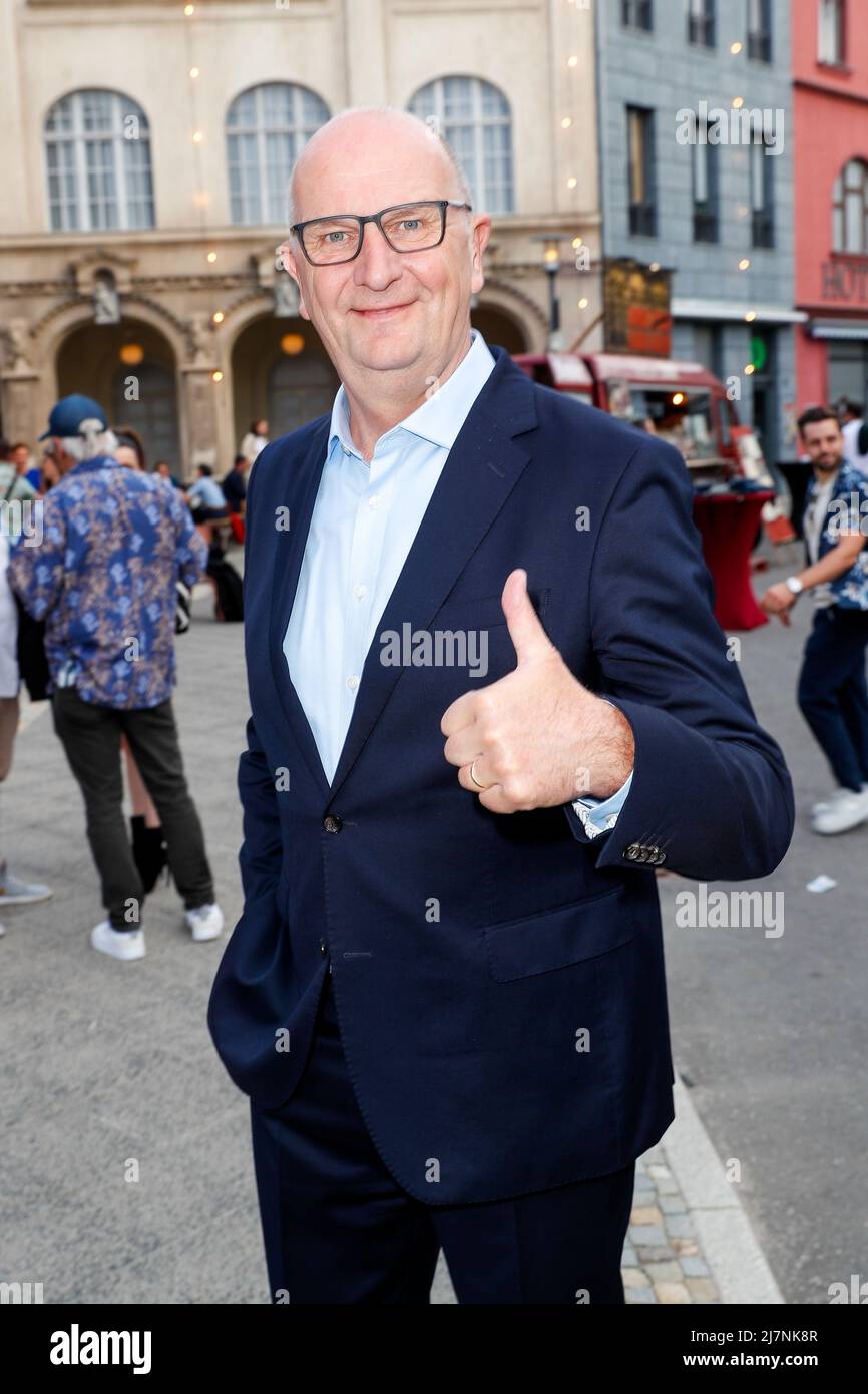Potsdam, Germany. 10th May, 2022. Dietmar Woidke (SPD), Minister President of Brandenburg, comes to the anniversary celebration of 30 years of the RTL show 'Gute Zeiten - schlechte Zeiten' (Good Times - Bad Times) in the Kolle neighborhood in Potsdam. Credit: Gerald Matzka/dpa/Alamy Live News Stock Photo