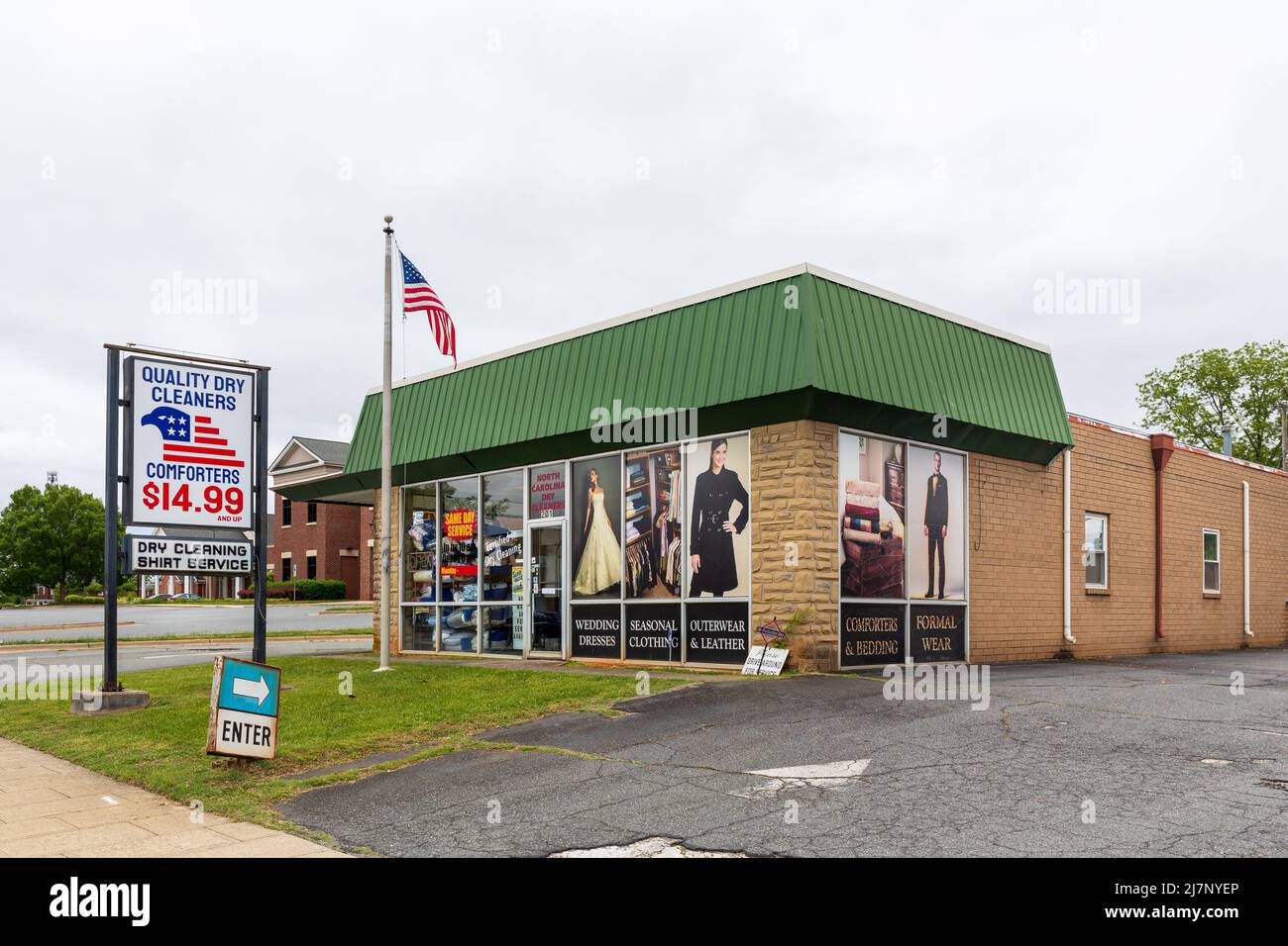 LEXINGTON, NC, USA-8 MAY 2022: Quality Dry Cleaners, building and signs. Stock Photo